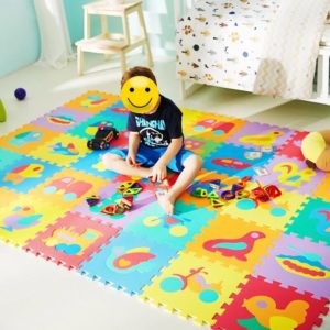 Bébé jouant sur un tapis puzzle en mousse pour bébé