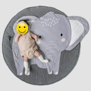 Bébé sur un tapis pour animaux en forme d'éléphant