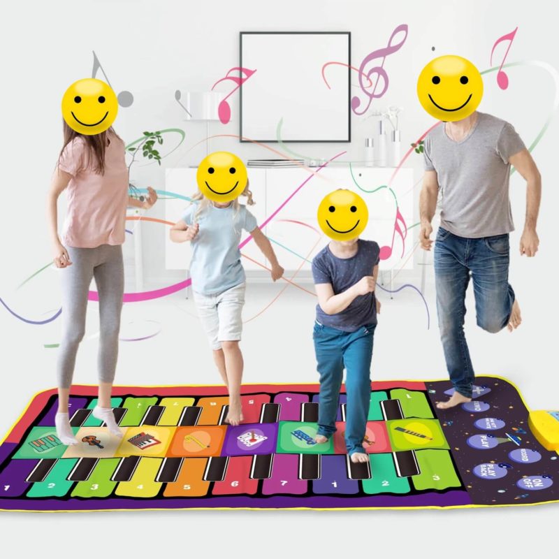 Famille dansant sur un tapis musical piano pour bébés et enfants