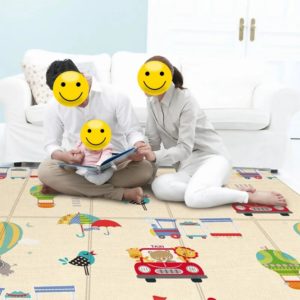 Parents avec leur bébé sur un tapis de jeu pliable pour bébé