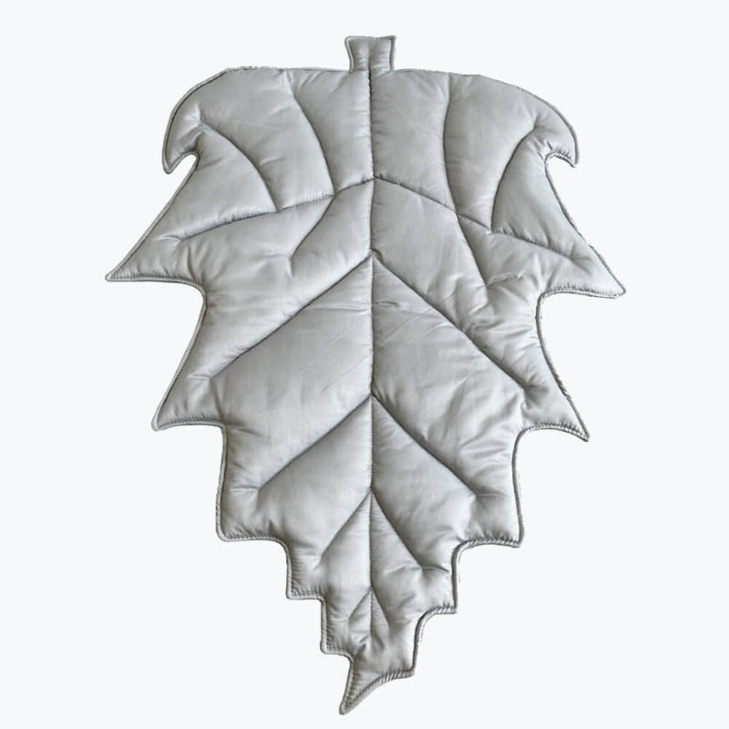 Tapis en forme de feuilles couleur gris pour bébé