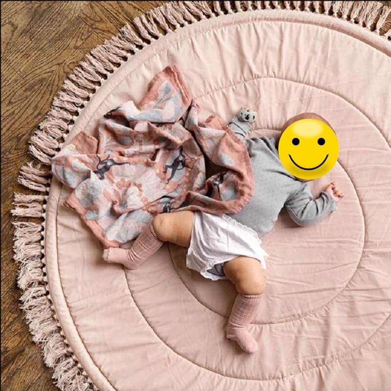 Bébé allongé sur un tapis rond pour bébé