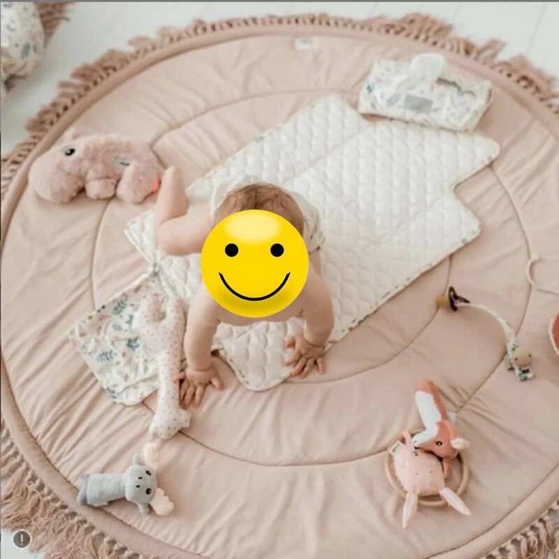 Bébé sur un tapis rond pour bébés
