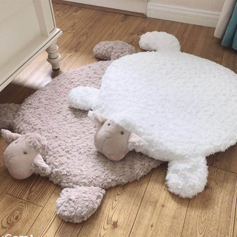 Deux tapis en forme de mouton pour chambre de bébé
