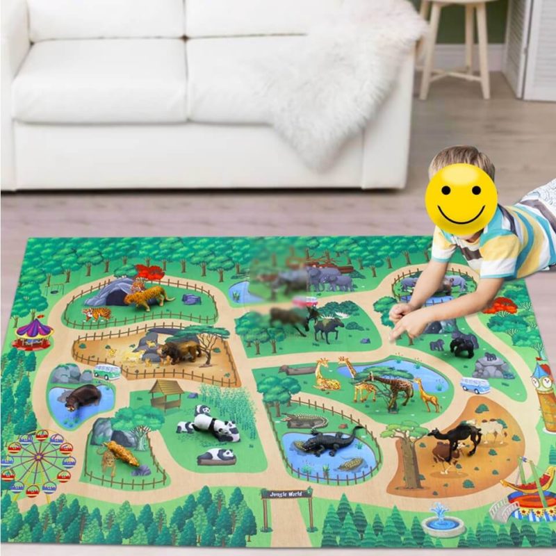 Enfant jouant sur un tapis de jeu animaux avec jouets