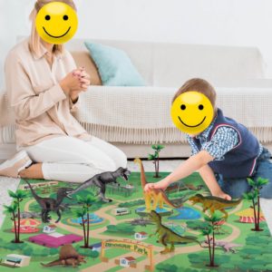 Maman jouant avec son enfant sur un tapis de jeu dinosaure avec figurines