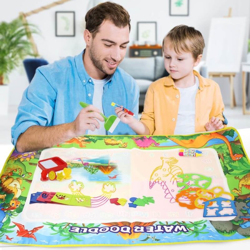 Papa jouant avec un enfant sur un tapis de coloriage