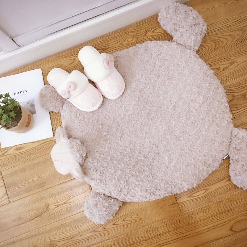 Tapis mouton gris pour chambre de bébé