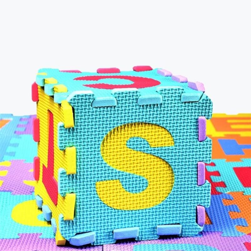 Tapis puzzle mousse 36 pieces lettres chiffres en forme de cube