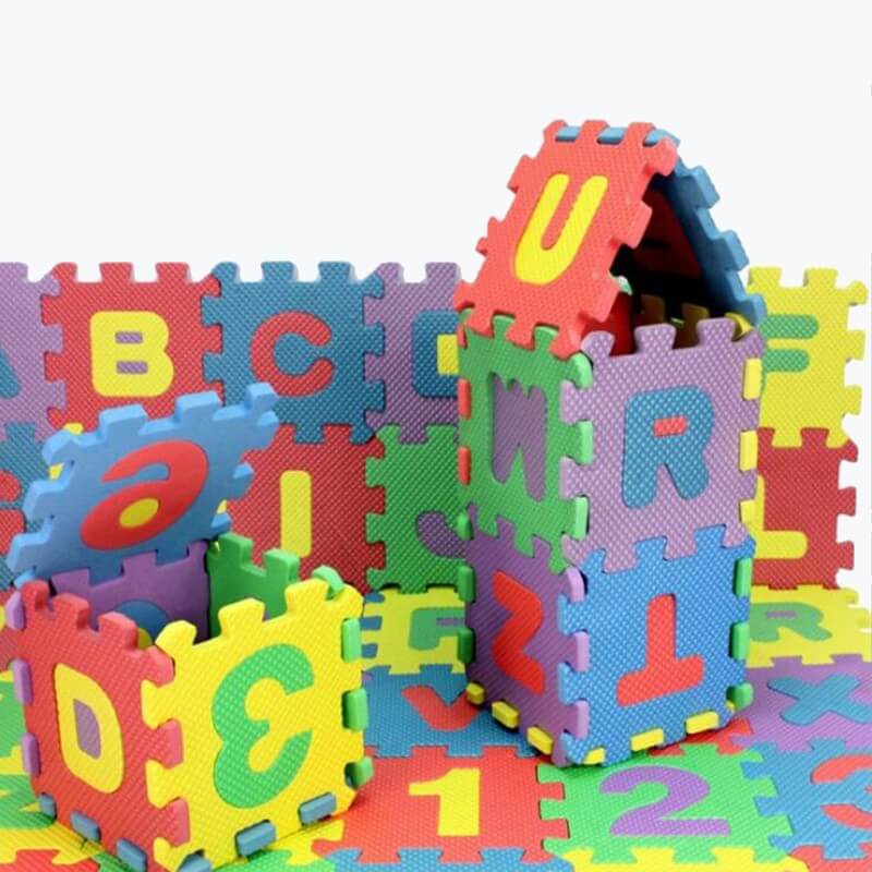 Tapis puzzle mousse 36 pieces lettres chiffres en forme de cubes