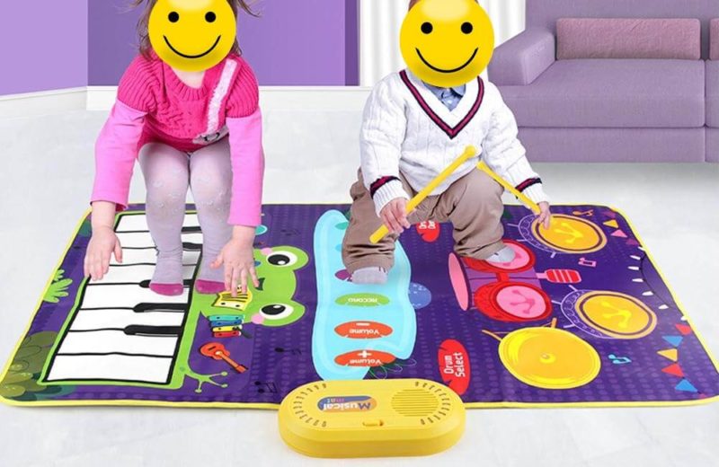 Deux enfants sur un tapis musical bébé