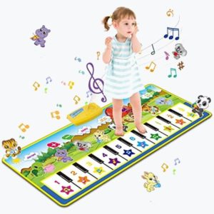 Petite fille qui dance sur un tapis musical avec les pieds