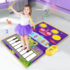 Petite fille qui danse sur un tapis musical bébé