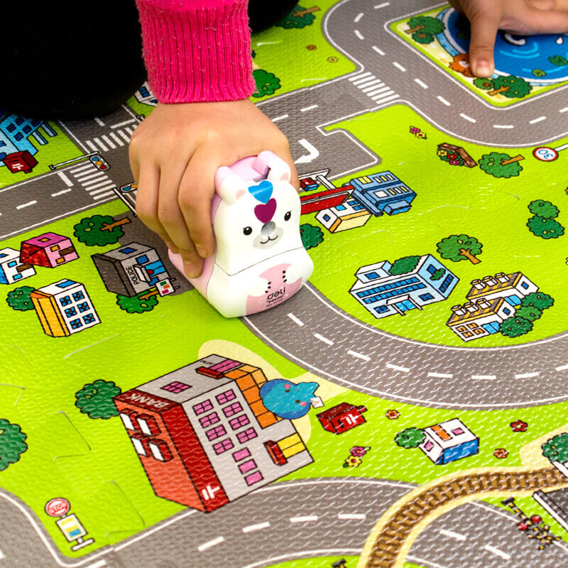 Jouer sur un Tapis puzzle en mousse circuit de voiture