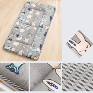 Matelas tapis de sol bébé gris avec motifs