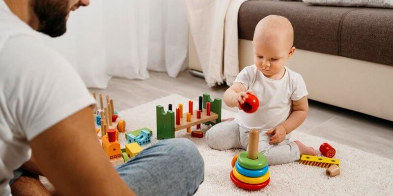 bébé de 18 mois avec ses jouets