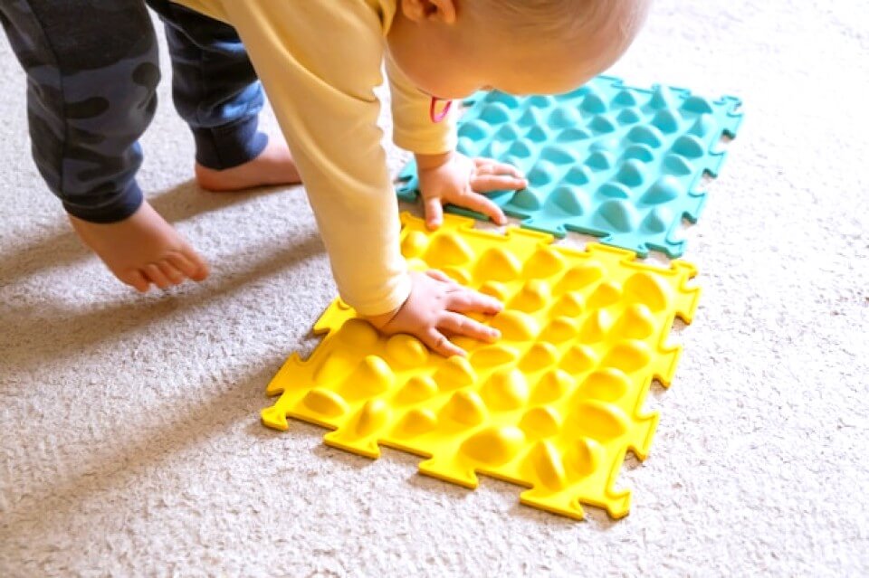 Bébé essaie de se lever