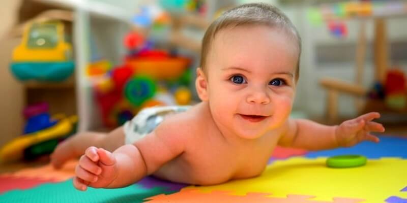 Bébé heureux sur un tapis
