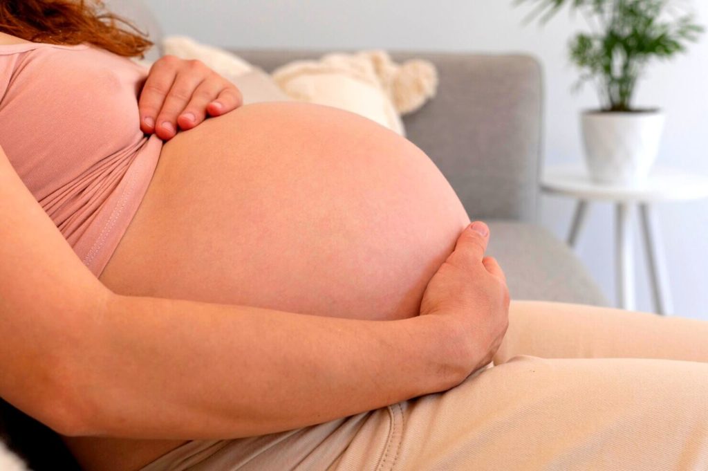 Femme enceinte assise