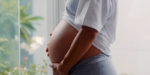 Femme enceinte tenant son ventre
