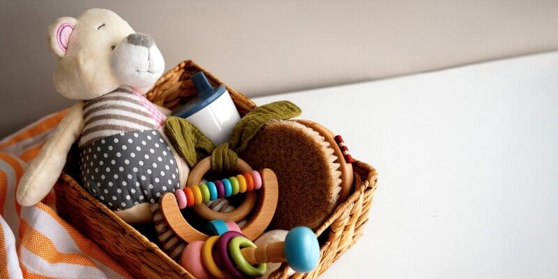 Panier avec jouets de naissance