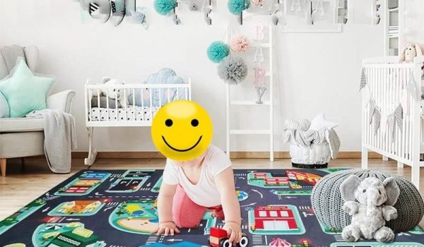 Bébé qui joue dans un tapis de jeu circuit de voiture avec lumière LED