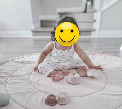 Bébé sur un tapis rond pour bébé