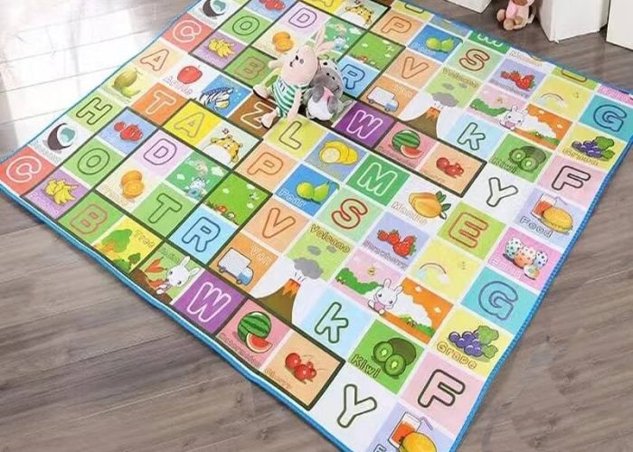 Grand tapis de jeu alphabet en mousse dans le salon