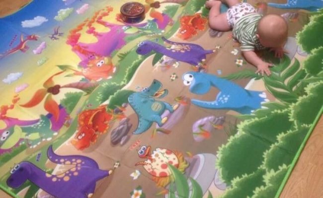 Grand tapis de jeu en forme de dinosaures en mousse
