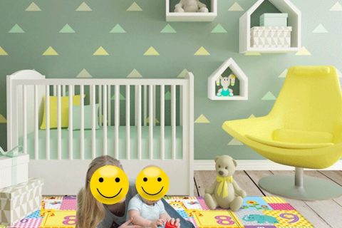 Maman joue avec son bébé sur un tapis de jeu bébé pliable