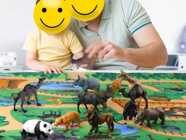 Papa jouant avec son enfant sur un tapis de jeu animaux avec jouets