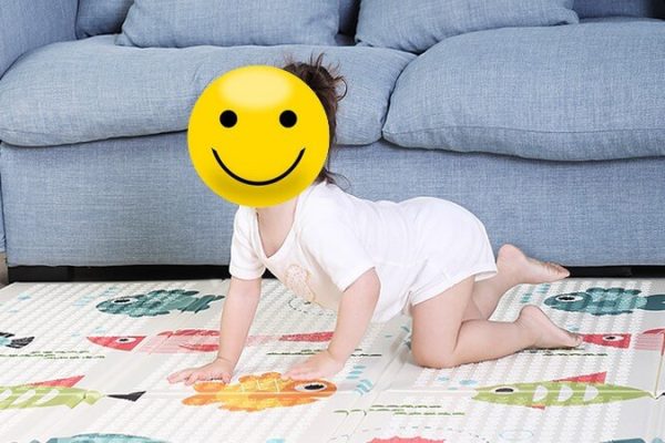 Petite fille sur un Grand tapis de jeu pour bébé