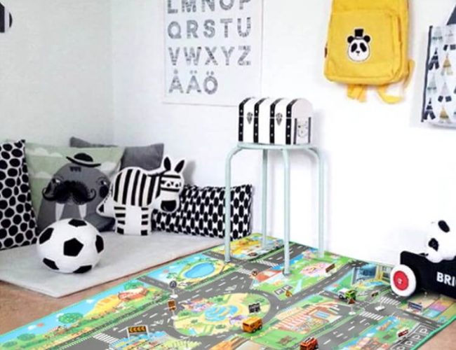 Tapis circuit de voiture dans une chambre d'enfant
