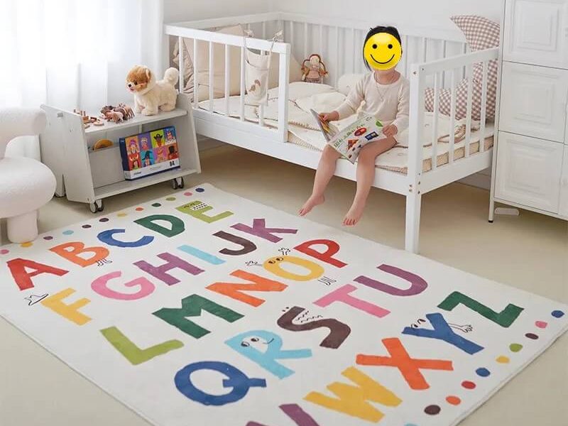Tapis de lettre d'alphabet coloré dans la chambre d'enfant