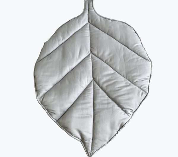 Tapis en forme de feuille gris pour bébé